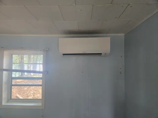 Air conditioning unit installed on the wall
