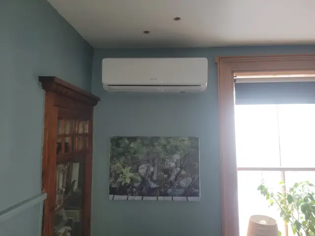 Air conditioning unit mounted on a wall